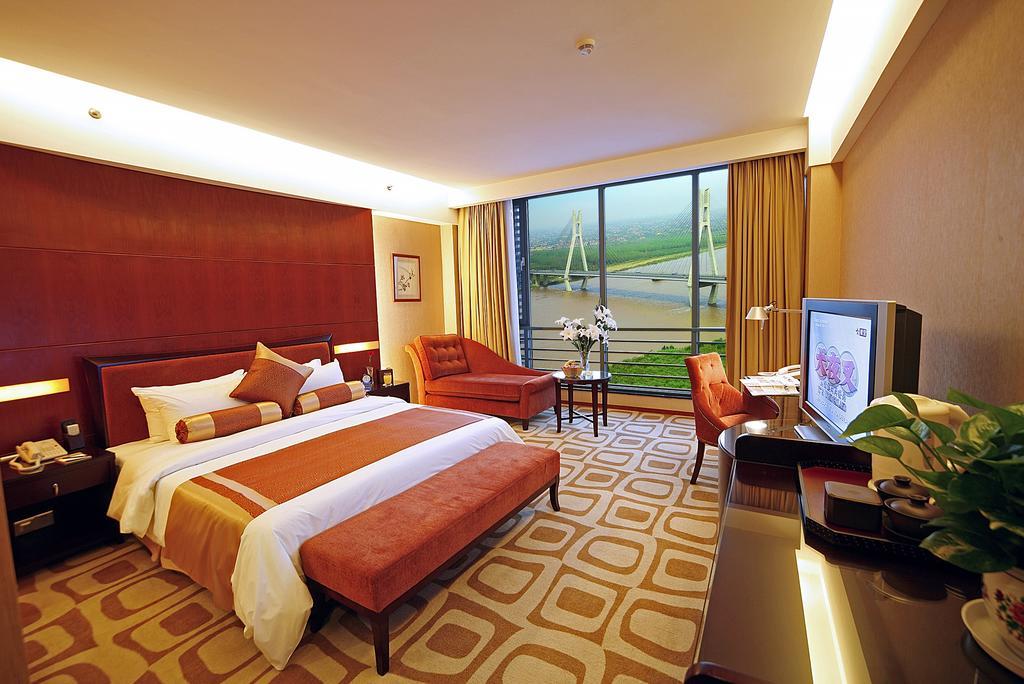 Runyang Huanlong Hotel Zhenjiang  Bagian luar foto